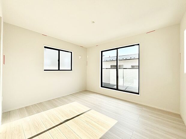 バルコニーが開放感をプラスしてくれる洋室