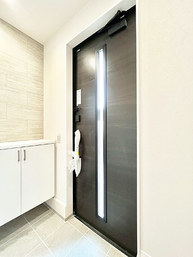 ガラススリットの入った玄関ドアが室内に光を届けてくれます