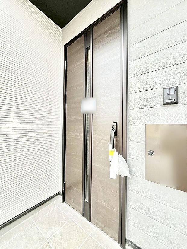 玄関前は雨が降っても濡れにくい屋根付き