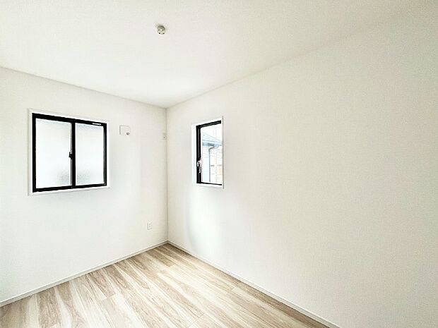 窓からのやさしい光が心地よいプライベートルーム