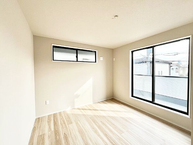 バルコニーが開放感をプラスしてくれる洋室