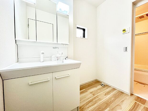 清潔感ある洗面化粧室で朝の身支度も快適