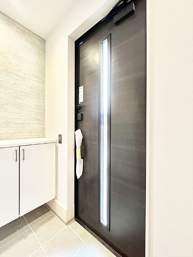 ガラススリットの入った玄関ドアが室内に光を届けてくれます