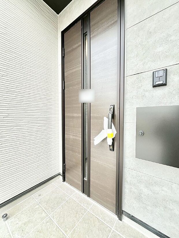 玄関前は雨が降っても濡れにくい屋根付き