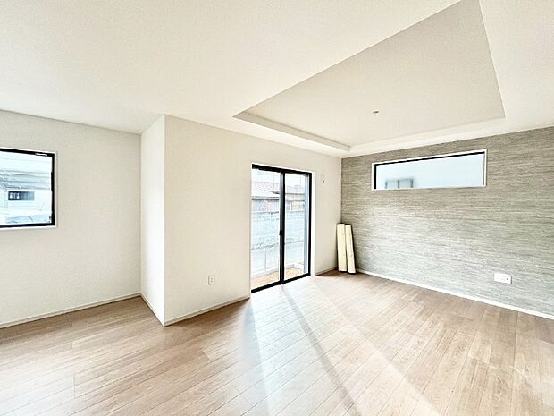 大きな窓からたっぷりの陽光と風を感じられるリビング