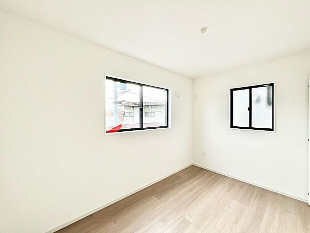 窓からのやさしい光が心地よいプライベートルーム