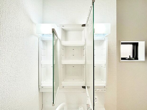 三面鏡の裏に、化粧品や衛生用品などを収納可能。洗面台をすっきりと保ちます!