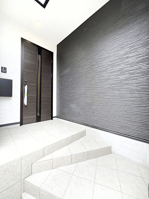 大切な家族、来客を出迎える玄関。