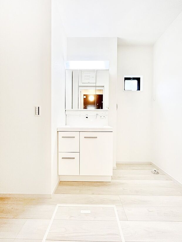 三面鏡キャビネット・シャワー付き洗面化粧台で忙しい朝の身支度もスムーズに！