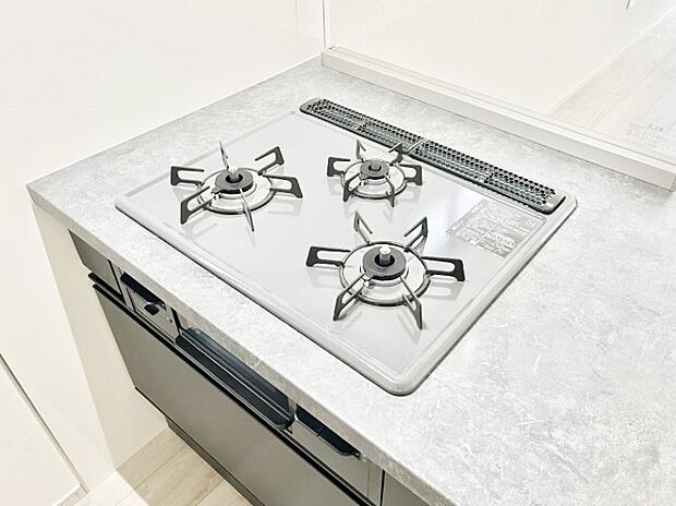 ガスコンロはＳｉセンサー搭載。火力調節や焦げ付き・消し忘れも防いでくれます。