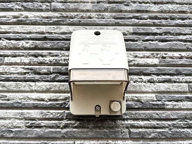 高圧洗浄機やエアーコンプレッサーなどの使用時に便利な外コンセント