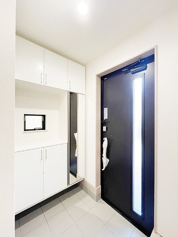 ガラススリットの入った玄関ドアが室内に光を届けてくれます