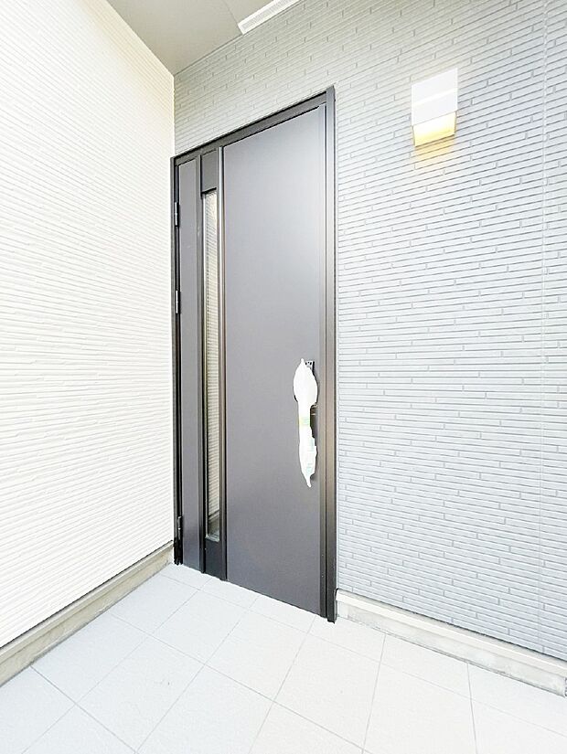 玄関前は雨が降っても濡れにくい屋根付き