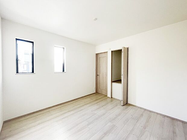 窓からのやさしい光が心地よいプライベートルーム