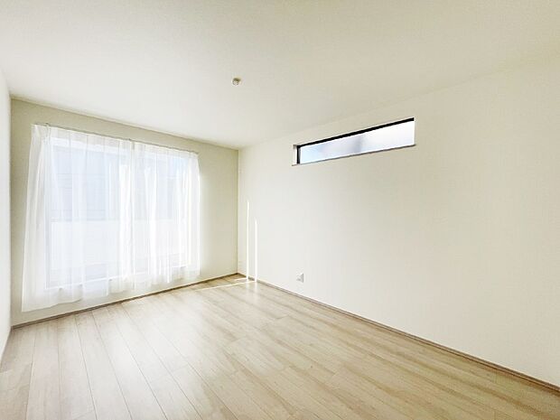 バルコニーが開放感をプラスしてくれる洋室