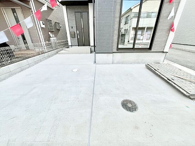 2台(車種による)駐車可!ご家族みんなの自転車も置ける広々カースペース。