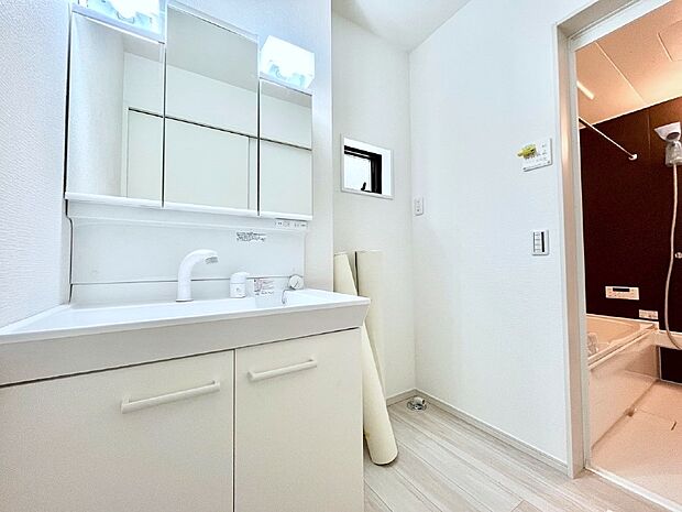 清潔感のある快適空間です。毎日の身支度も気持ち良くお使い頂けます。