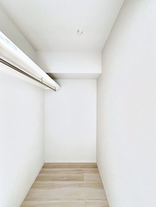 ウォークインクローゼットの活用で生活空間スッキリ