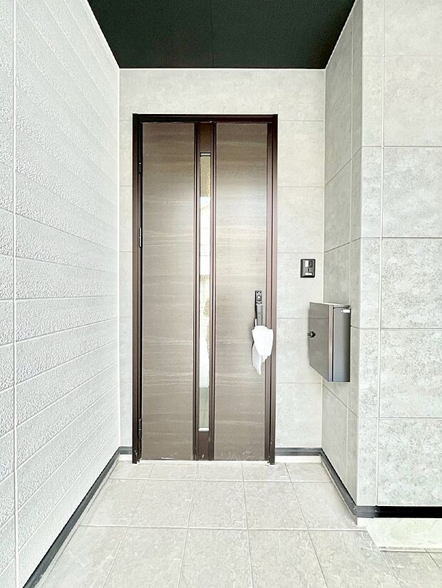 大切な家族、来客を出迎える玄関。