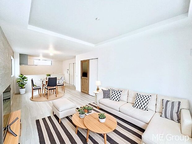 落ち着いた雰囲気のLDKは家族みんなの快適空間 ※家具はCGです