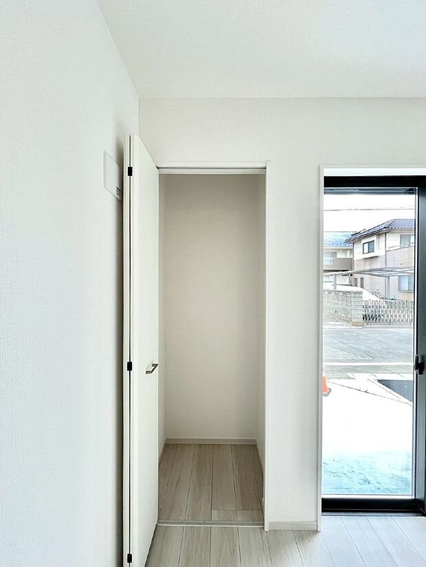 リビング収納。ここに収納があると物が集まるLDKがスッキリ片付きそうですね。  