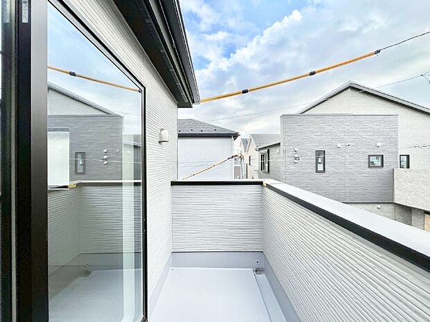 暖かな陽光が降り注ぐバルコニーはお洗濯におすすめ。爽やかな風も心地よいです。 