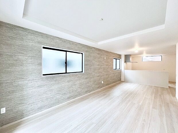 アクセントクロスがお洒落なダイニング。家族でのんびりくつろげる広々スペース。