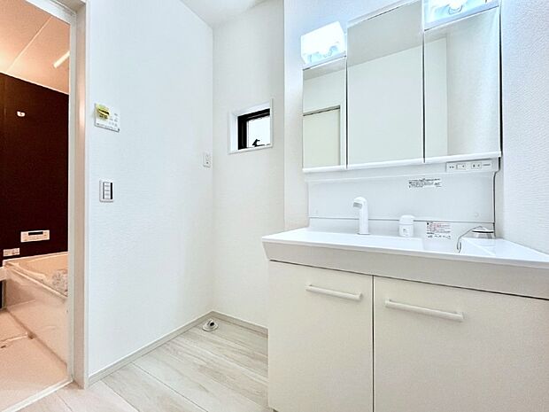 小窓がついているので湿気の多い場所でも換気が十分行えます。毎日の身支度を気持ち良く!