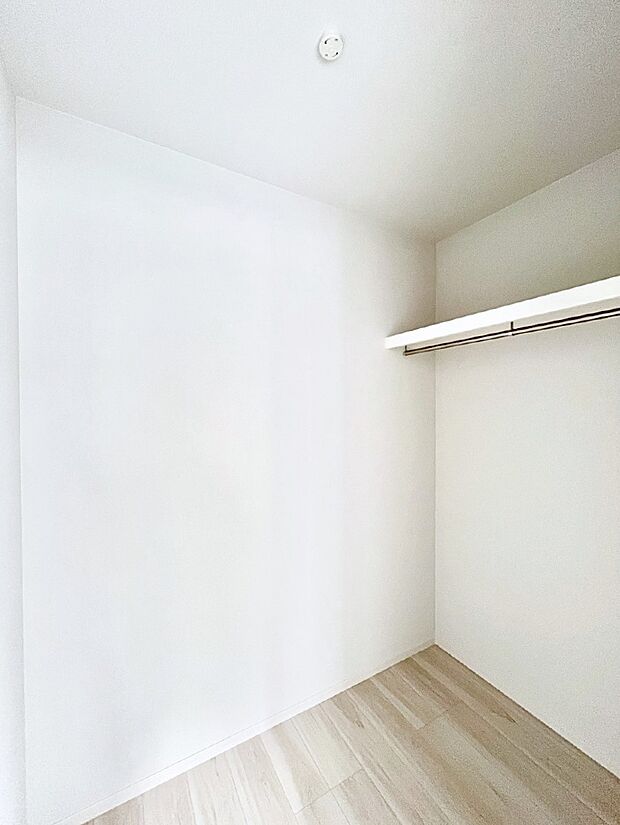 ウォークインクローゼット付きで生活空間を広く利用できます。
