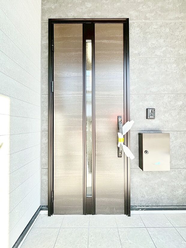 大切な家族、来客を出迎える玄関。