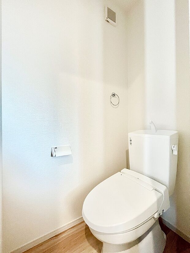 明るく清潔感のあるトイレです。 