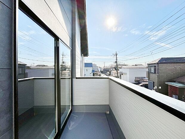 ゆったりバルコニーだから沢山お洗濯ものを干せます。