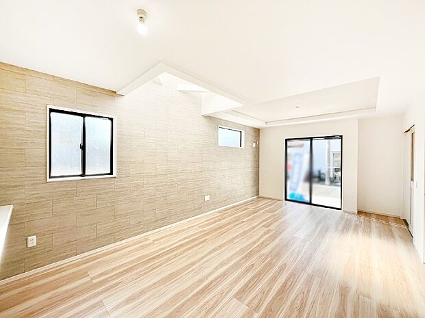 明るい陽光が注ぎ、寛ぎの雰囲気に満たされるダイニング。   