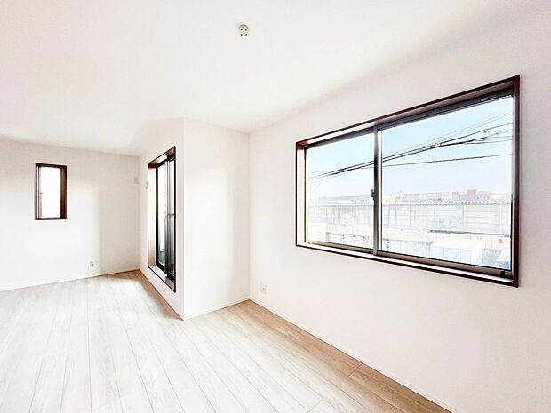 大きな窓からたっぷりの陽光と風を感じられるリビング