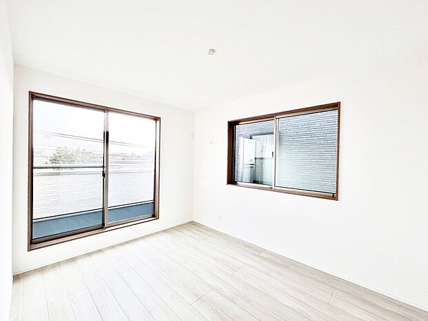 窓からのやさしい光が心地よいプライベートルーム