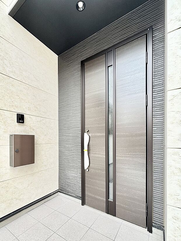 住まいの顔を演出する、玄関ドア。 