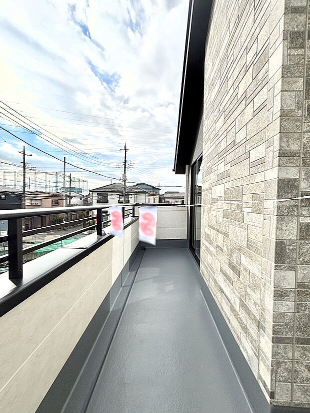 南向きのバルコニー！ご家族の洗濯物はもちろん、お布団もたっぷり干せます！