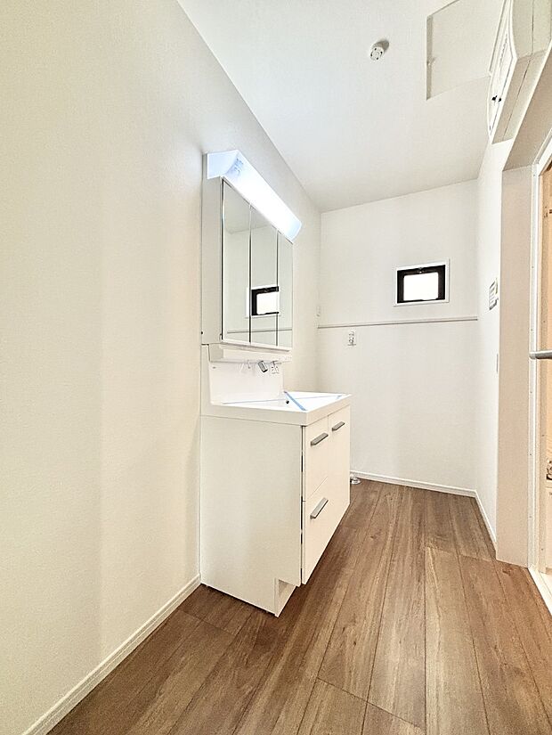 小窓がついているので湿気の多い場所でも換気が十分行えます。毎日の身支度を気持ち良く！