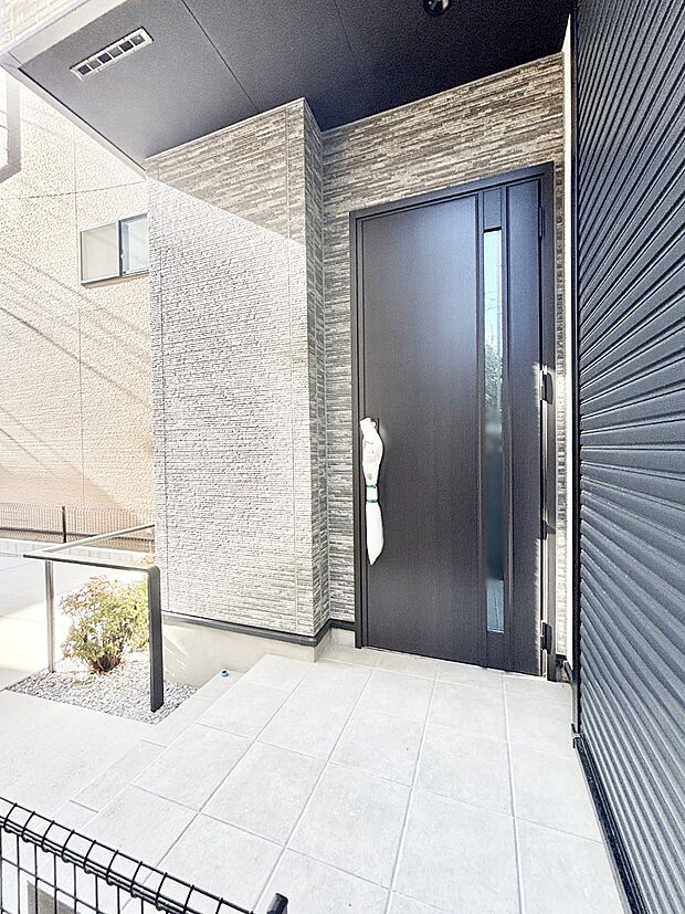 大切な家族、来客を出迎える玄関。  