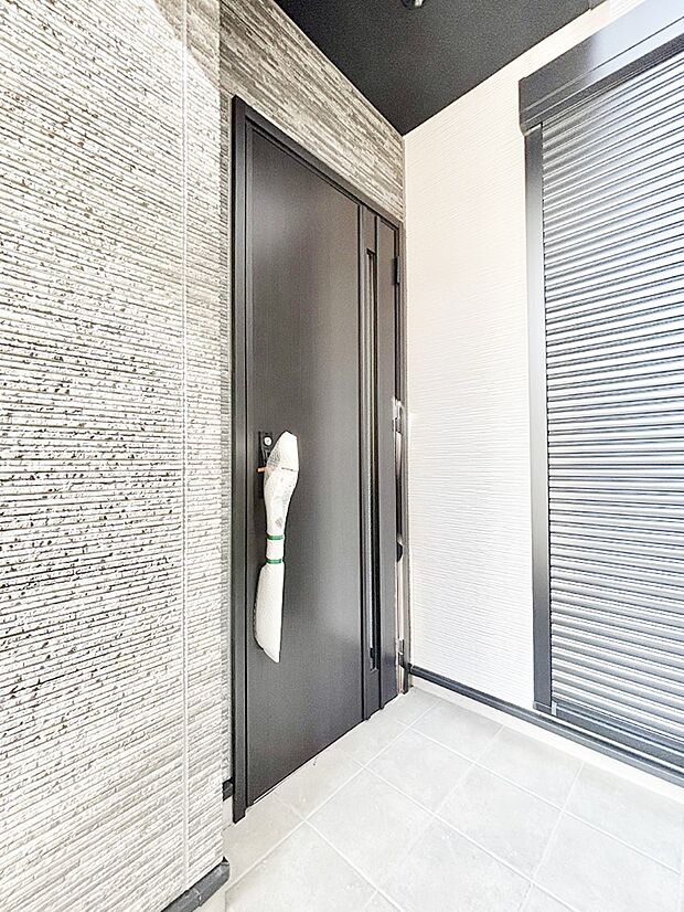 住まいの顔を演出する、玄関ドア。 　