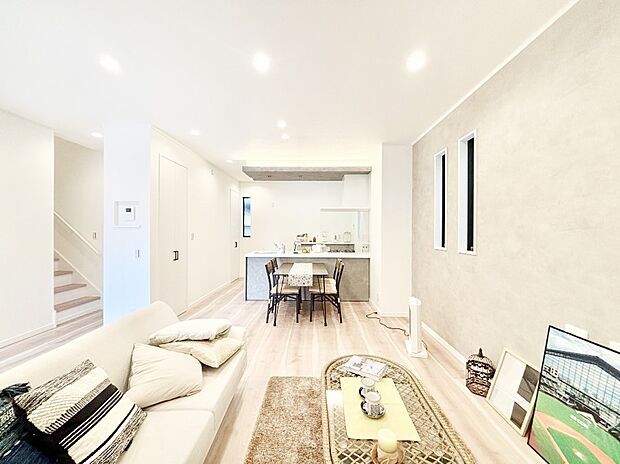 開放感溢れる広々リビングで家族みんなでゆったり過ごせます。