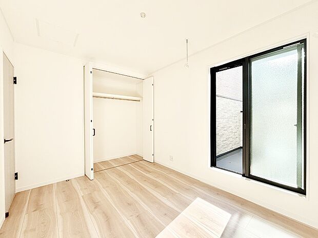 明るいバルコニーサイドに洋室を設置。目覚めの良い寝室に。 