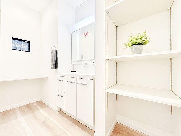 三面鏡キャビネット・シャワー付き洗面化粧台で忙しい朝の身支度もスムーズに！