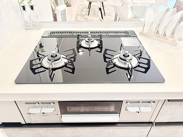 ガスコンロはＳｉセンサー搭載。火力調節や焦げ付き・消し忘れも防いでくれます。