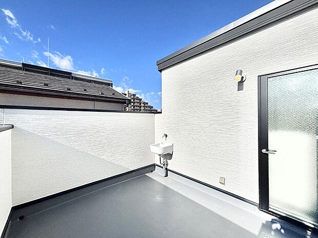 おうち時間が充実しそう！開放感を感じられるスカイバルコニー。