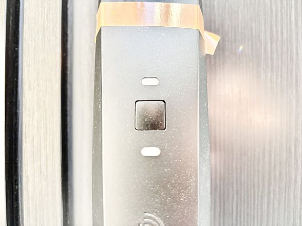 ボタンを押してかざすだけ！玄関ドアは電子キー仕様です。