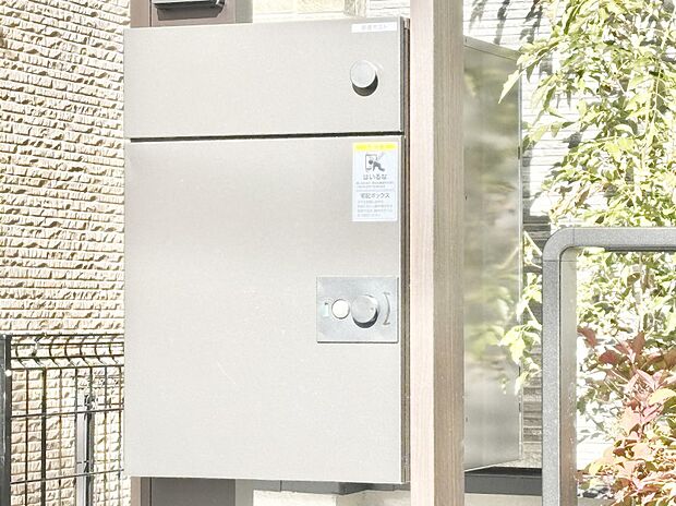 荷物の受け取りが多い方も安心！不在時にも荷物が受け取れる宅配BOX付きです。