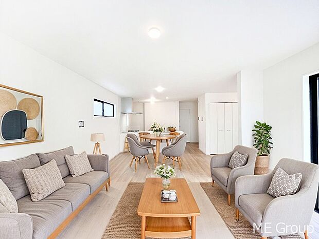 家族の和やかな会話が聞こえてきそう。開放感のあるリビングです。※家具はCGです  