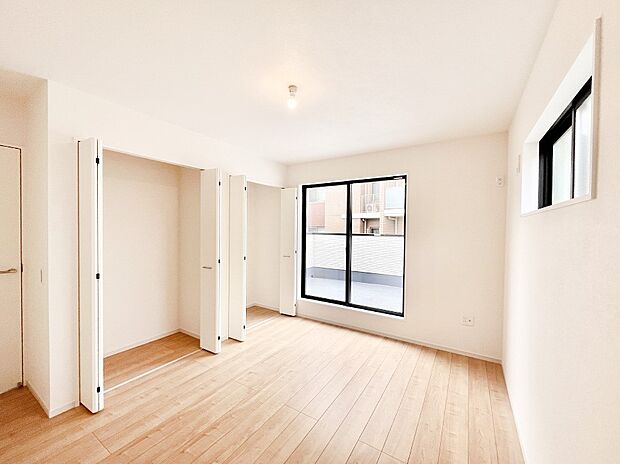 バルコニーが開放感をプラスしてくれる洋室  