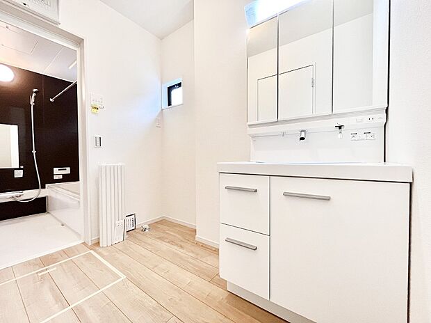 身支度もスムーズにおこなえる脱衣場。  